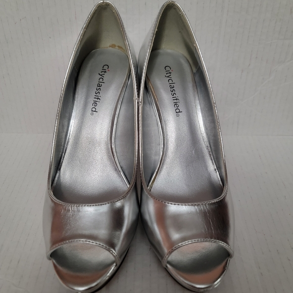 Cityclassified Shoes - Cityclassified Silver Heels Size 7.5 EUC